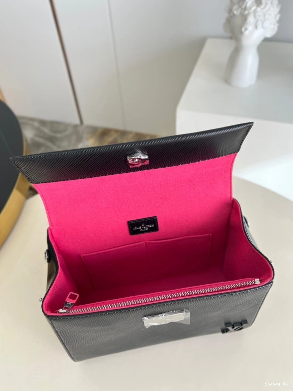 LOUIS CHANELUNY BB VUITTON 0816